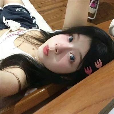 校服的裙摆
